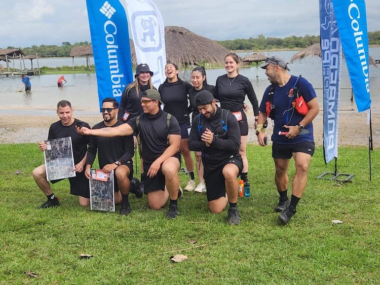Un grupo de competidores en Laguna Blanca durante la apertura de la temporada turística 2026.
