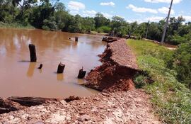 La fuerza de correntada del río Tebicuary en la zona de la Cordillera de San Rafael arrasó el puente de madera de la compañía Valle'i de Tavaí.