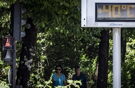 Una pareja pasa junto a un termómetro en San Sebastián, Euskadi, en el norte de España. Los países europeos están reportando una intensa ola de calor.
