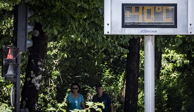 Una pareja pasa junto a un termómetro en San Sebastián, Euskadi, en el norte de España. Los países europeos están reportando una intensa ola de calor.