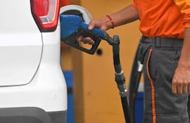 Carga de combustible gasoil nafta estacion de servicio surtidor