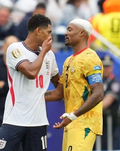 Jude Bellingham se tapó la boca para hablar con un jugador de Ghana pero no tuvo sanción.