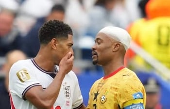 Jude Bellingham se tapó la boca para hablar con un jugador de Ghana pero no tuvo sanción.