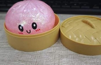Producto Squeezy Dumplings con advertencia de Sedeco sobre benceno en un contexto de consumo infantil.