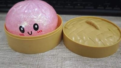 Producto Squeezy Dumplings con advertencia de Sedeco sobre benceno en un contexto de consumo infantil.