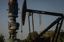 AME4392. BOGOTÁ (COLOMBIA), 12/03/2025.- Fotografía de archivo del 24 de enero del 2025 donde se observa un balancín en una estación petrolera, en Maracaibo (Venezuela). La producción petrolera de Venezuela cayó 6.000 barriles por día (bpd) en febrero, pero se mantuvo sobre el millón por segundo mes consecutivo, según cifras oficiales recogidas en un informe publicado este miércoles por la Organización de Países Exportadores de Petróleo (OPEP). EFE/ Henry Chirinos ARCHIVO