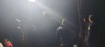 Los investigadores en el asentamiento donde fue asesinado un niño de 12 años.