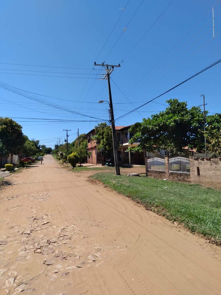 La Calle Enrique Cattáneo es la principal arteria de la Villa Don Bosco de Limpio.