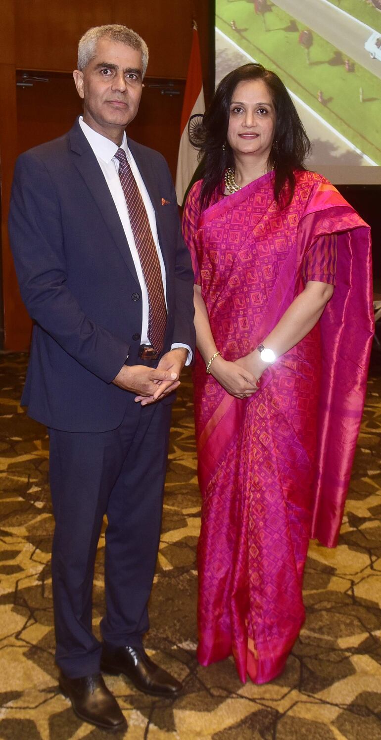 El embajador de la República de la India en Paraguay, Yogeshwar Sangwan e Indu Chahar.