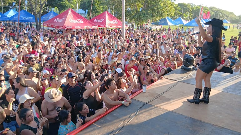 Uno de los puntos más altos de la jornada fue la presentación de la artista nacional Mily Brítez, ganadora del Poncho Para’i