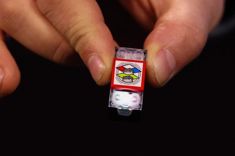 El LEGO SMART Brick se muestra durante la conferencia de prensa de LEGO previa a la Feria de Electrónica de Consumo (CES) en Las Vegas, Nevada.