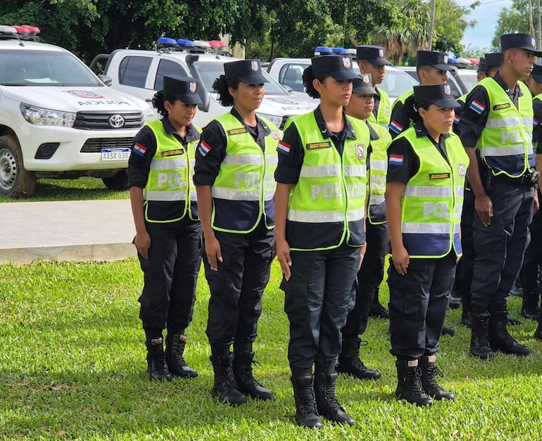 Del grupo de 50 uniformados, seis son mujeres.