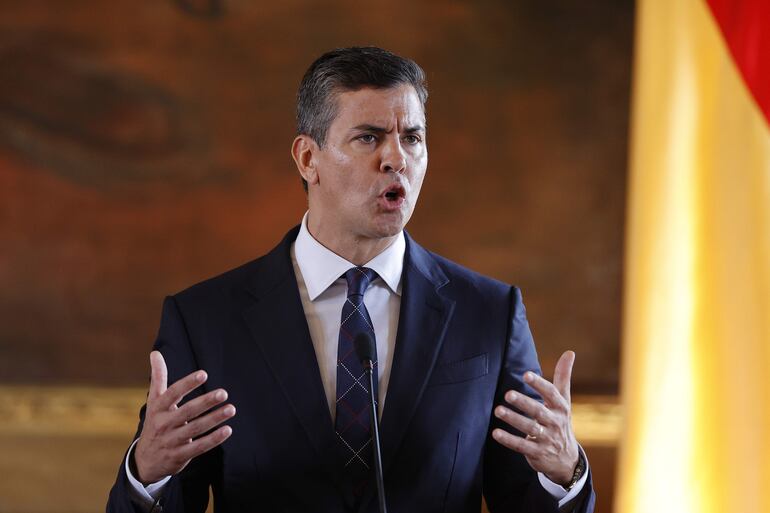 El presidente Santiago Peña durante una conferencia con el presidente alemán.