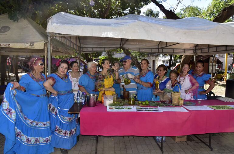 El promotor Clemente Cáceres rodeado de bailarinas en la plaza céntrica Juan E. O'Leary.