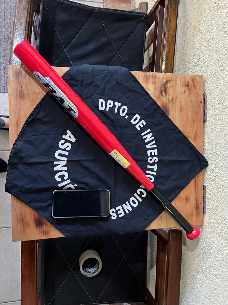 El bate incautado en el allanamiento, el cual habría sido utilizado para golpear al niño. 