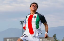El paraguayo Junior Marabel, futbolista de Palestino, festeja un gol en el partido frente a Unión La Calera por la fecha 7 de la Primera División de Chile.