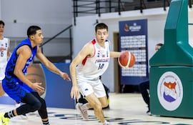 Mauricio Escurra controla la naranjada en el juego que Paraguay le ganó ayer a Venezuela.