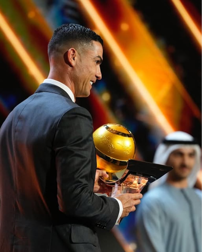 Cristiano Ronaldo recibiendo feliz su trofeo Golden Soccer Awards 2025. (Instagram/Cristiano Ronaldo)