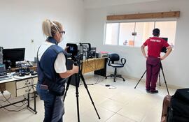 Una funcionaria de INERAM, realiza una placa radiográfica a un aspirante de Policía en la ciudad de Pilar.