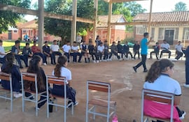 Docentes realizan una asamblea sobre los cambios de la caja fiscal en la escuela Bernardino Caballero, de Paraguarí.