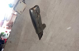 El cuchillo fue encontrado incrustado por la puerta.