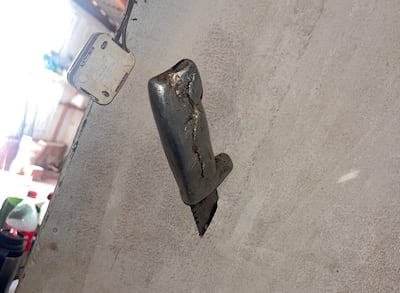 El cuchillo fue encontrado incrustado por la puerta.