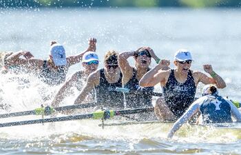 Martínez (segunda en la fila) se toma la cabeza en el festejo.