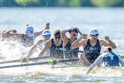 Martínez (segunda en la fila) se toma la cabeza en el festejo.