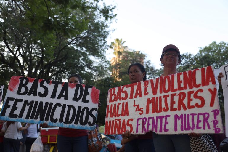 Mujeres sostienen carteles durante una marcha como parte del Día Internacional de Eliminación de la Violencia contra la Mujer este martes, en Asunción (Paraguay).
