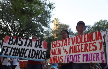 Mujeres sostienen carteles durante una marcha como parte del Día Internacional de Eliminación de la Violencia contra la Mujer, en Asunción.
