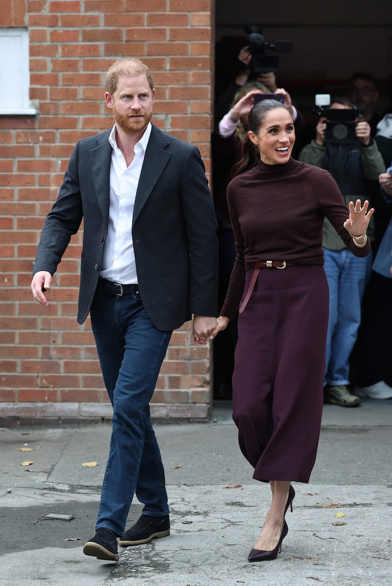 Harry y su esposa Meghan Markle en su reciente visita a Nottingham. (EFE/EPA/NEIL HALL)