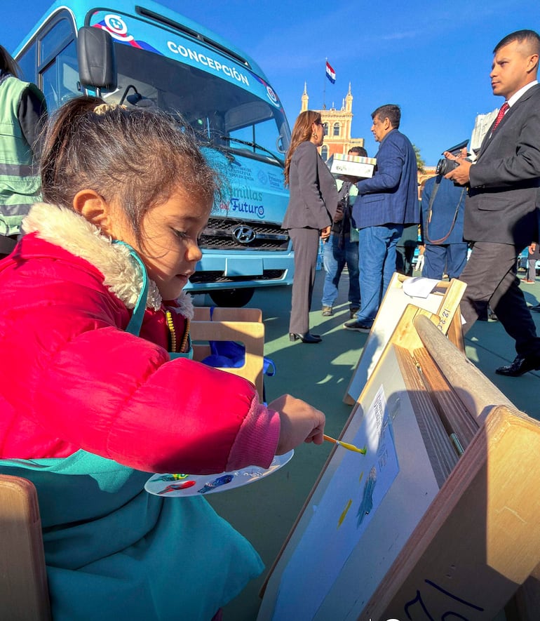 Los niños también participaron de la entrega de los 18 bibliobuses del modelo Hyundai County, en un acto realizado en el Palacio de gobierno.