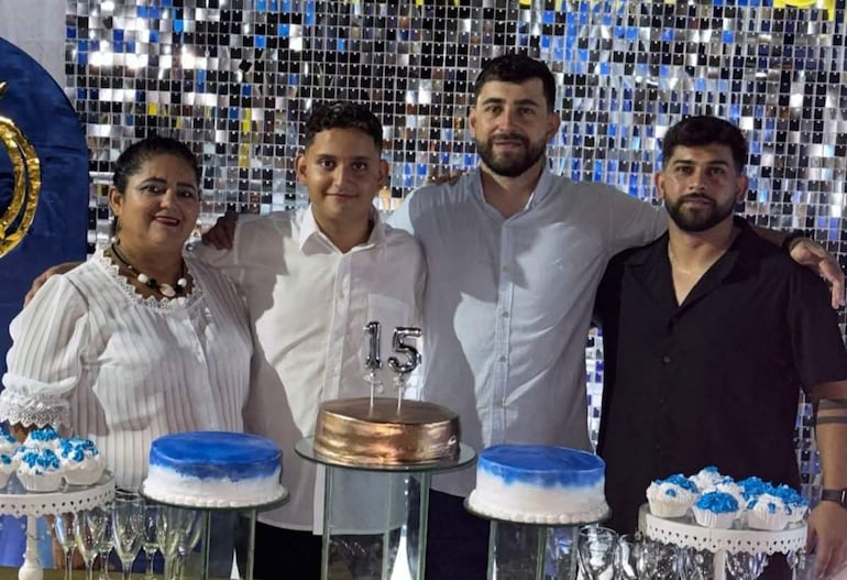 Foto reciente de encuentro social en el cumpleaños de Tobias.
