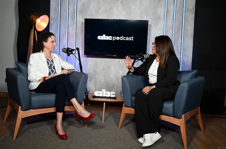 En el primer capítulo On the record de ABC Podcast, la periodista Marta Escurra entrevista a Leanne Cannon, directora de Diplomacia Pública de la Embajada de los Estados Unidos.
