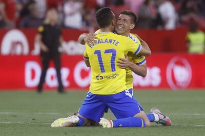 El centrocampista del Cádiz Gonzalo Escalante (i) celebra la victoria con un compañero, al término del partido de Liga en Primer División que Sevilla FC y Cádiz CF han disputado este miércoles en el estadio Ramón Sánchez-Pizjuán.