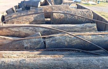 Unos 350 pequeños rollos de palo santo fueron incautados, ademas del camión y otras maquinarias, por agentes policiales en zona de Centinela, nueva ruta de la Bioceánica, en el Alto Paraguay.