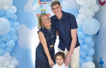 Orlando Gill y Meli Ávalos con el cumpleañero Lautaro Daniel.