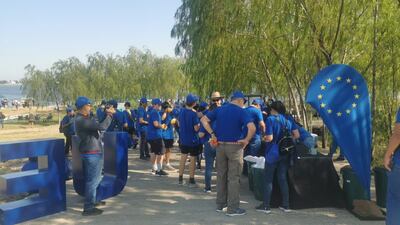 Jóvenes y miembros de la delegación europea realizan una jornada de limpieza ambiental en la bahía de Asunción este sábado.