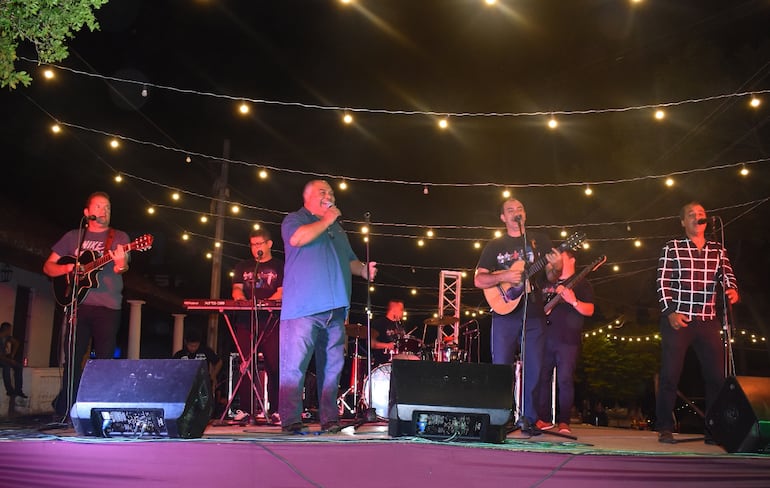 Carluchín Alcaraz y su grupo Sintonía, como en cada actuación hizo vibrar al público festivalero.