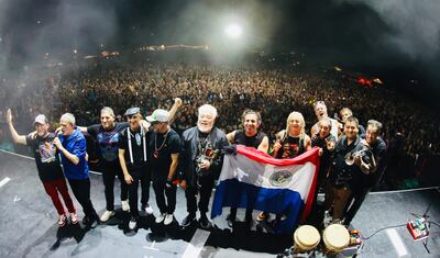 Los Auténticos Decadentes posan con la bandera paraguaya