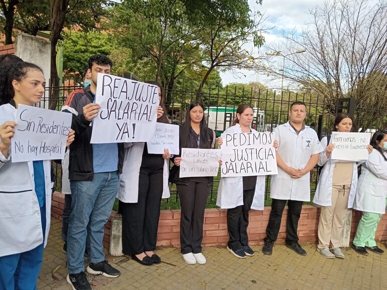Hospital Militar Central médicos residentes civiles manifestación protesta
