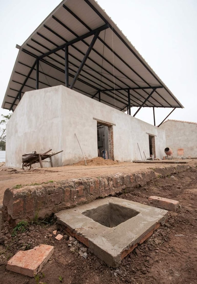 Finalizan la cubierta del techo en el primer edificio de la exestación ferroviaria de Ybytymí.