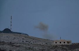 Golan Heights (---), 07/12/2024.- - El humo se eleva tras un bombardeo israelí junto a una base de la ONU en el lado sirio de la frontera, visto desde los Altos del Golán, anexionados por Israel, el 7 de diciembre de 2024. El ejército israelí dijo que un ataque fue llevado a cabo por individuos armados en un puesto de la ONU en el área de Hader en Siria, y que Israel estaba ayudando a las fuerzas de la ONU a repeler el ataque. (Siria) EFE/EPA/ATEF SAFADI