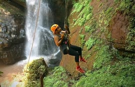 El rápel es uno de los atractivos de Chacurrú Ecoturismo, ubicado en Pedro Juan Caballero.