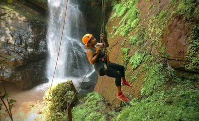 El rappel es uno de los atractivos de Chacurrú Ecoturismo, situado en Pedro Juan Caballero.