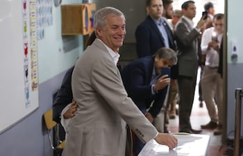 El candidato a la Presidencia de Chile por el Partido Republicano y Social Cristiano, José Antonio Kast, ganó este domingo las elecciones presidenciales de Chile. EFE/ Elvis González