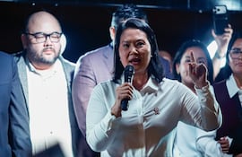 La presidenta electa de Perú, Keiko Fujimori (c), da su primer discurso tras ser declarada presidenta electa de Perú por parte del Jurado Nacional de Elecciones, en Lima (Perú).