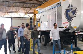 El gobernador de Caaguazú, Marcelo Soto (ANR-HC), y su comitiva inspeccionan la máquina asfáltica en la fábrica de Brasil.