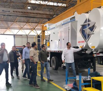 El gobernador de Caaguazú, Marcelo Soto (ANR-HC), y su comitiva inspeccionan la máquina asfáltica en la fábrica de Brasil.