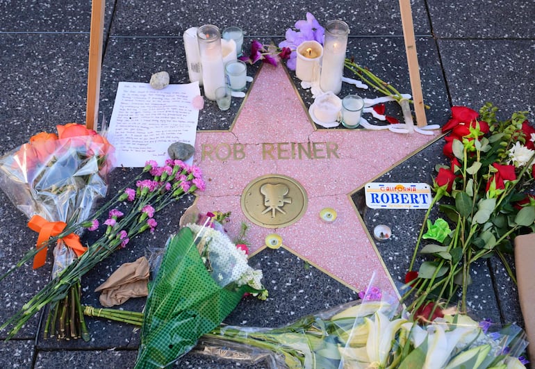 Un monumento improvisado con flores, velas y una carta se ve en la Estrella del Paseo de la Fama de Hollywood del difunto actor y director estadounidense Rob Reiner el 16 de diciembre de 2025, dos días después de que él y su esposa fueran encontrados muertos en su casa de Brentwood, California.